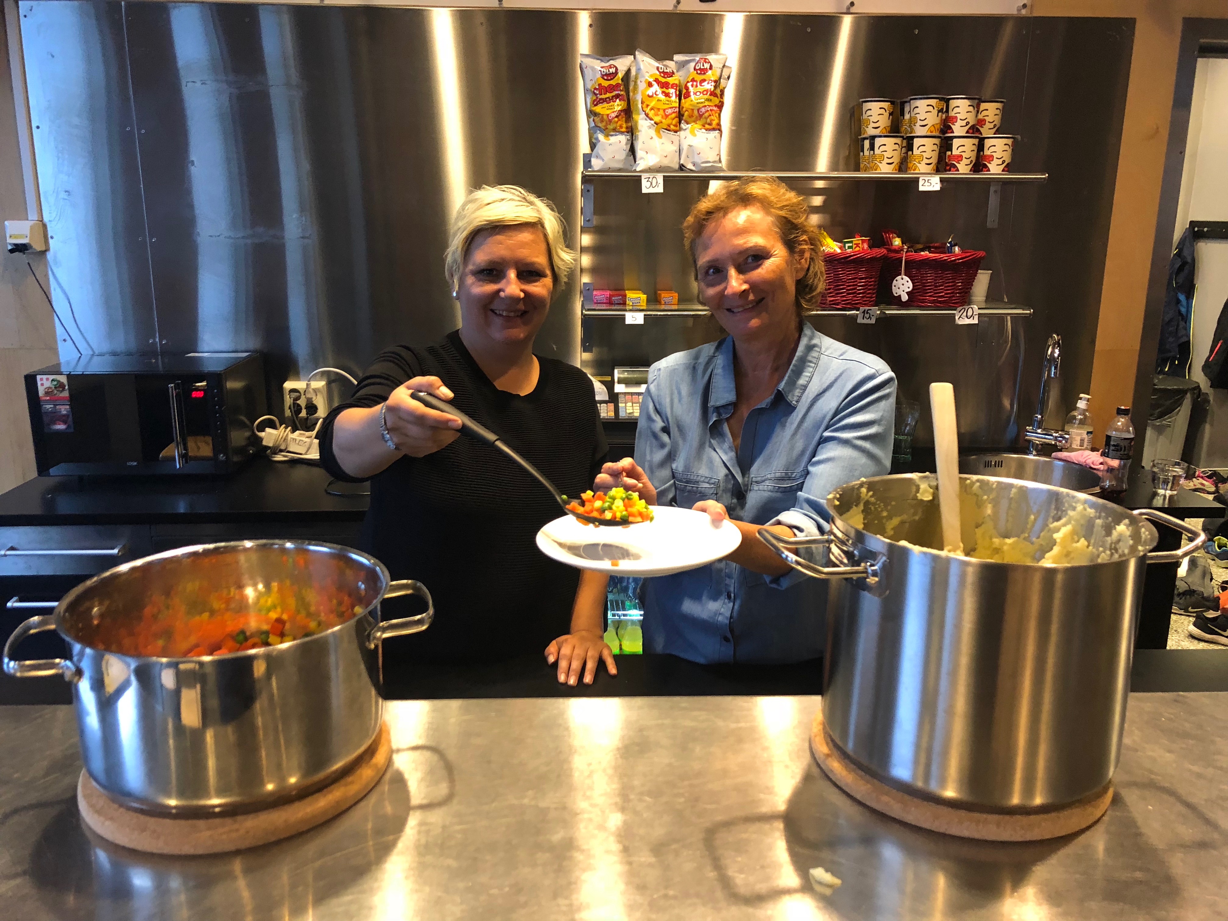 Eirin og Inger serverer gratis mat kl 16:30 hver tirsdag. 